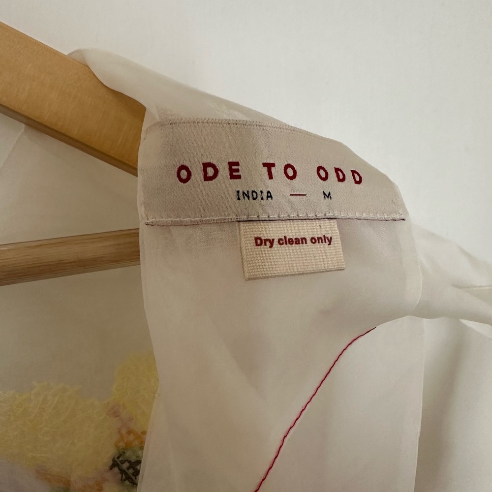 Ode to Odd Daphne bib - Picture 5 of 5
